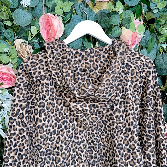 Leopard Long Sleeve Button Up Hoodie - Picture 6 of 8